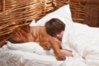 11550667-frau-und-ihr-hund-von-dogue-de-bordoux-z-chten-bequem-im-bett-schlafen.jpg