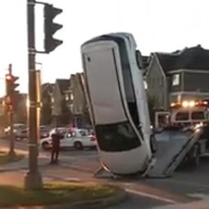 Info Abschleppen mal anders: Auto balanciert auf Stoßstange