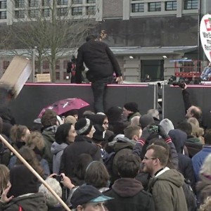 Blockupy: Aktivisten stürmen EZB-Gelände in Frankfurt