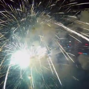 Silvester: Drohne filmt in gigantischem Feuerwerk