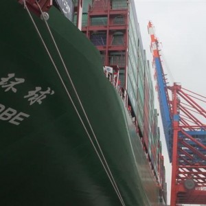 Das größte Containerschiff der Welt in Hamburg