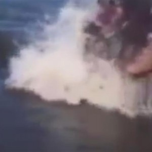 Angriffslustig: Nilpferd attackiert Boot