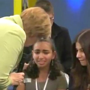 Traurig: Merkel bringt Mädchen zum Weinen